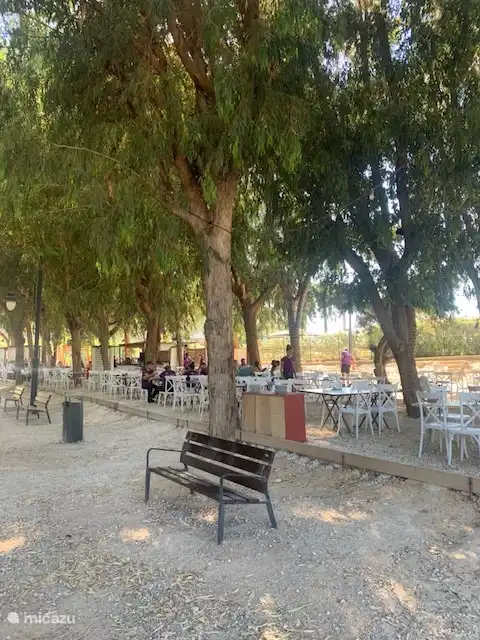 Lokal im Park in der Nähe der Wohnung