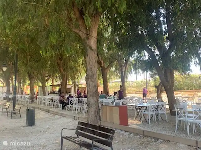 appartement huren in Spanje, Costa Blanca, Villajoyosa – Penthouse Atico Bay eetgelegenheid in park bij appartement