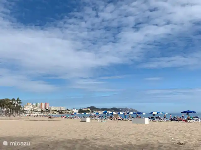 appartement huren in Spanje, Costa Blanca, Villajoyosa – Penthouse Atico Bay Het brede zandstrand in Villajoysa met gezellige boulevard. (10 min fietsen of 6 minuten met de auto. Onder de boulevard is een parkeergarage