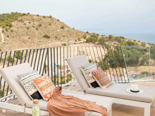 appartement huren in Spanje, Costa Blanca, Villajoyosa – Penthouse Atico Bay er zijn 4 liggen bedden aanwezig op het dakterras
