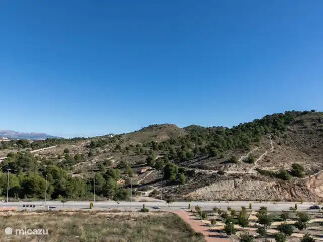 appartement huren in Spanje, Costa Blanca, Villajoyosa – Penthouse Atico Bay het dakterras heeft zowel zicht op de zee als op de bergen. in de bergen kun je heerlijke wandelingen maken