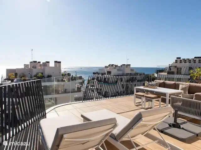appartement huren in Spanje, Costa Blanca, Villajoyosa – Penthouse Atico Bay Wanneer het te warm is op het dakterras biedt het grote zonnescherm verkoeling