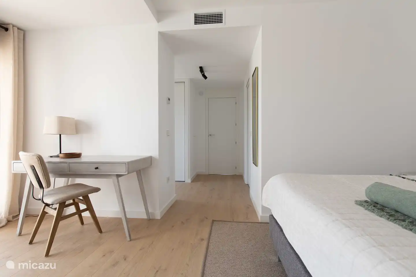 das Hauptschlafzimmer mit en-suite Badezimmer, begehbarem Kleiderschrank, privatem Arbeitsplatz und privater Dachterrasse.