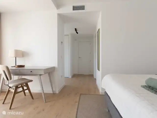 appartement huren in Spanje, Costa Blanca, Villajoyosa – Penthouse Atico Bay de master slaapkamer met badkamer en-suite, walk in kasten gedeelte, eigen werkplek en eigen dakterras.
