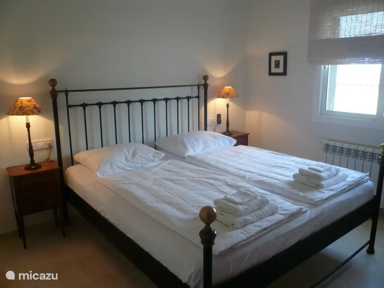 Chambre principale avec salle de bain, smart TV et DVD