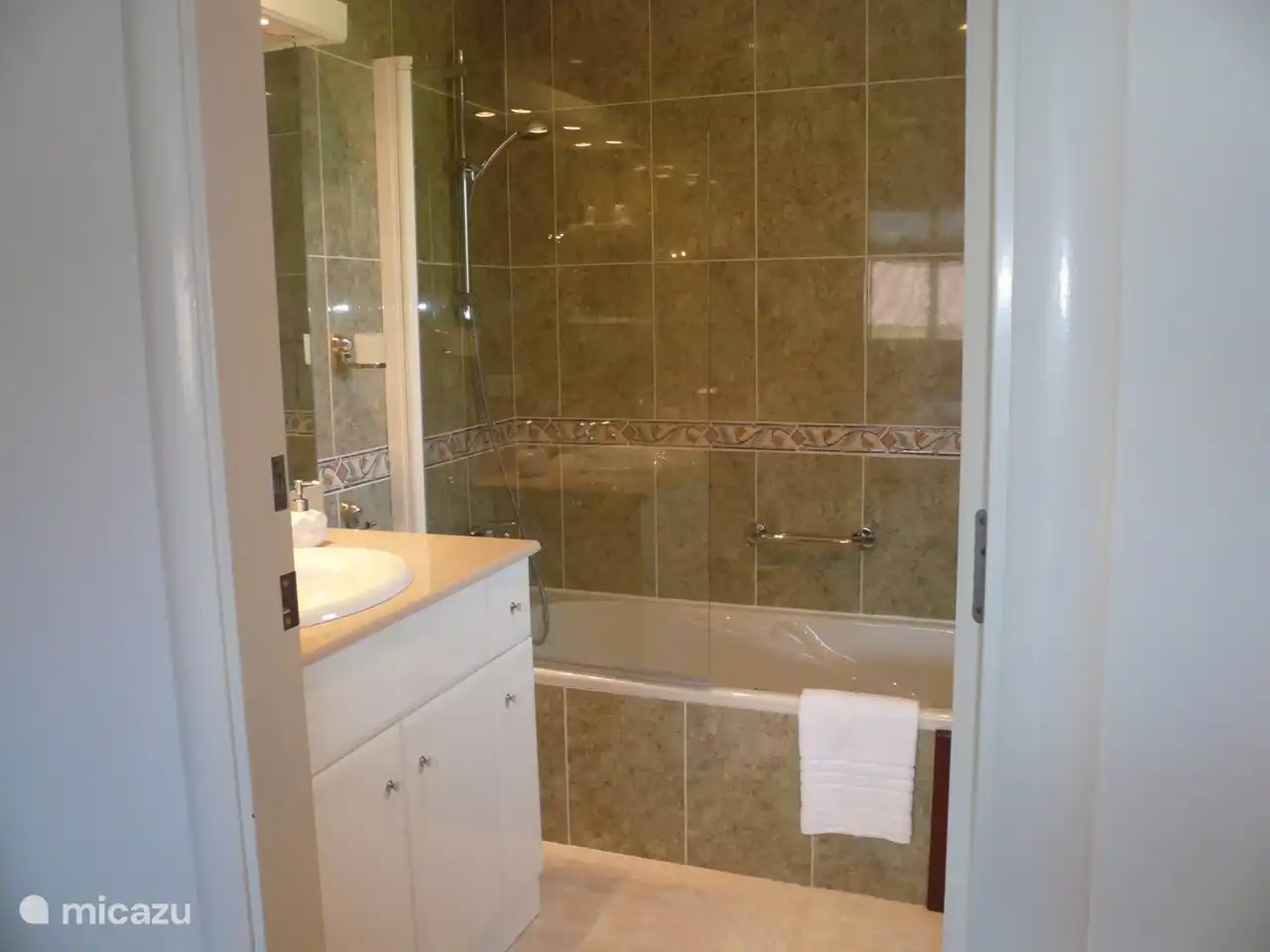 Salle de bain attenante à la chambre des maîtres