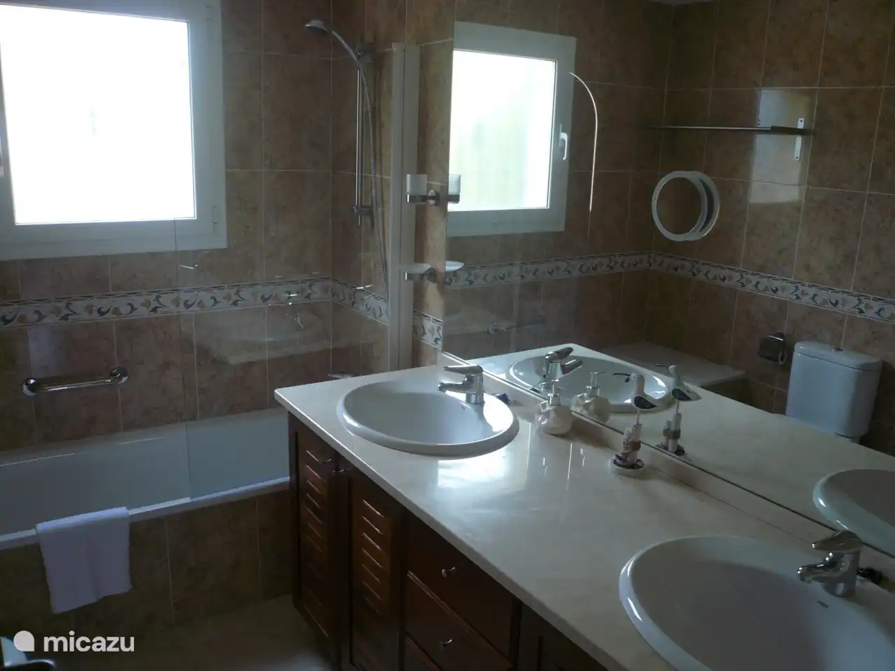 Salle de bain spacieuse pour les chambres 3 et 4