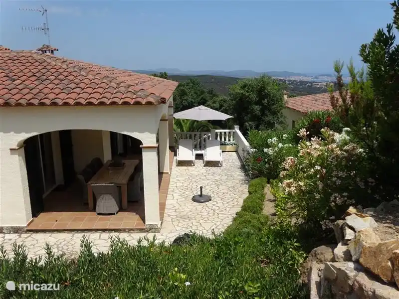Cette villa dispose de plusieurs terrasses ensoleillées