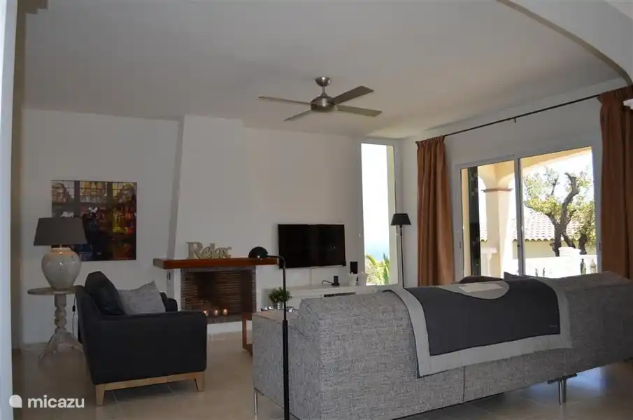 Salon, avec canapé lounge décontracté, smart TV, DVD et internet bien sûr