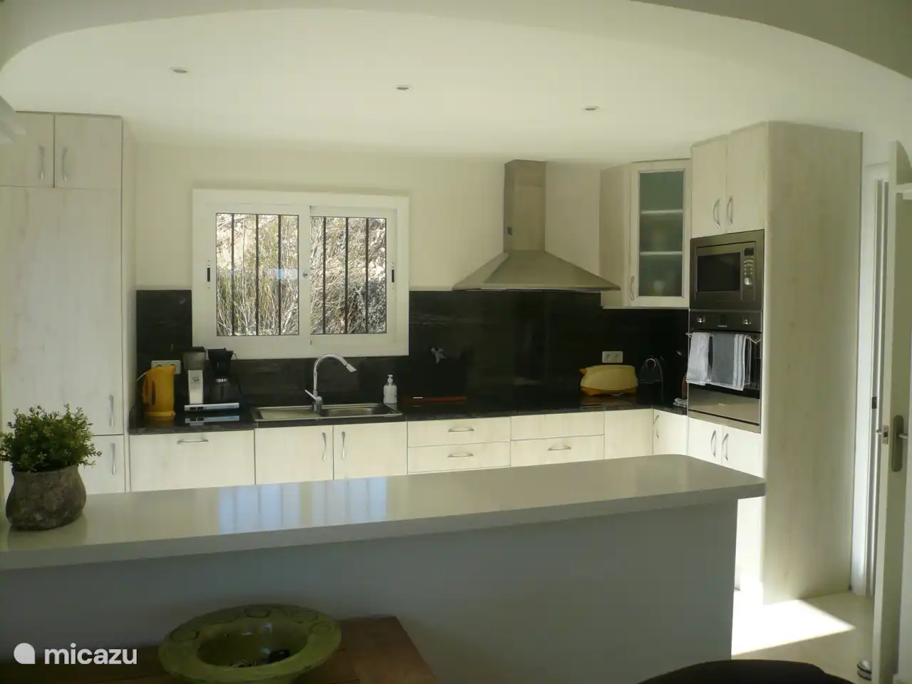 Cuisine américaine luxueuse semi-ouverte, frigo supplémentaire dans le garage