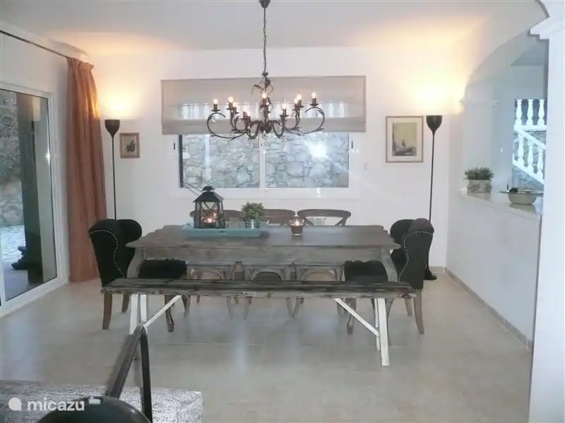 Vous pouvez prendre le petit-déjeuner, le déjeuner et le dîner à l'extérieur, mais vous pouvez également le manger à l'intérieur