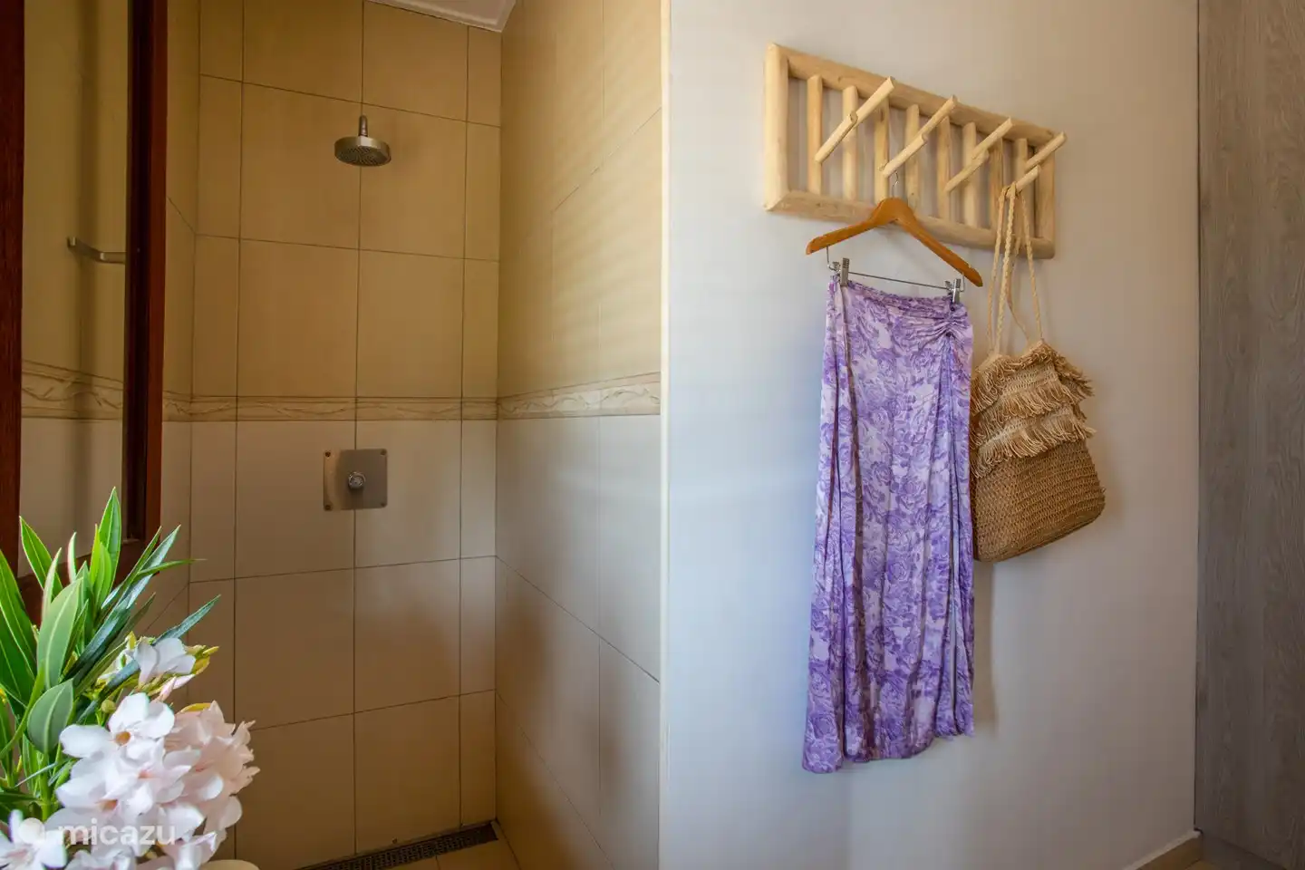 Zweites Badezimmer, daneben zweites Schlafzimmer mit großem Einbauschrank.