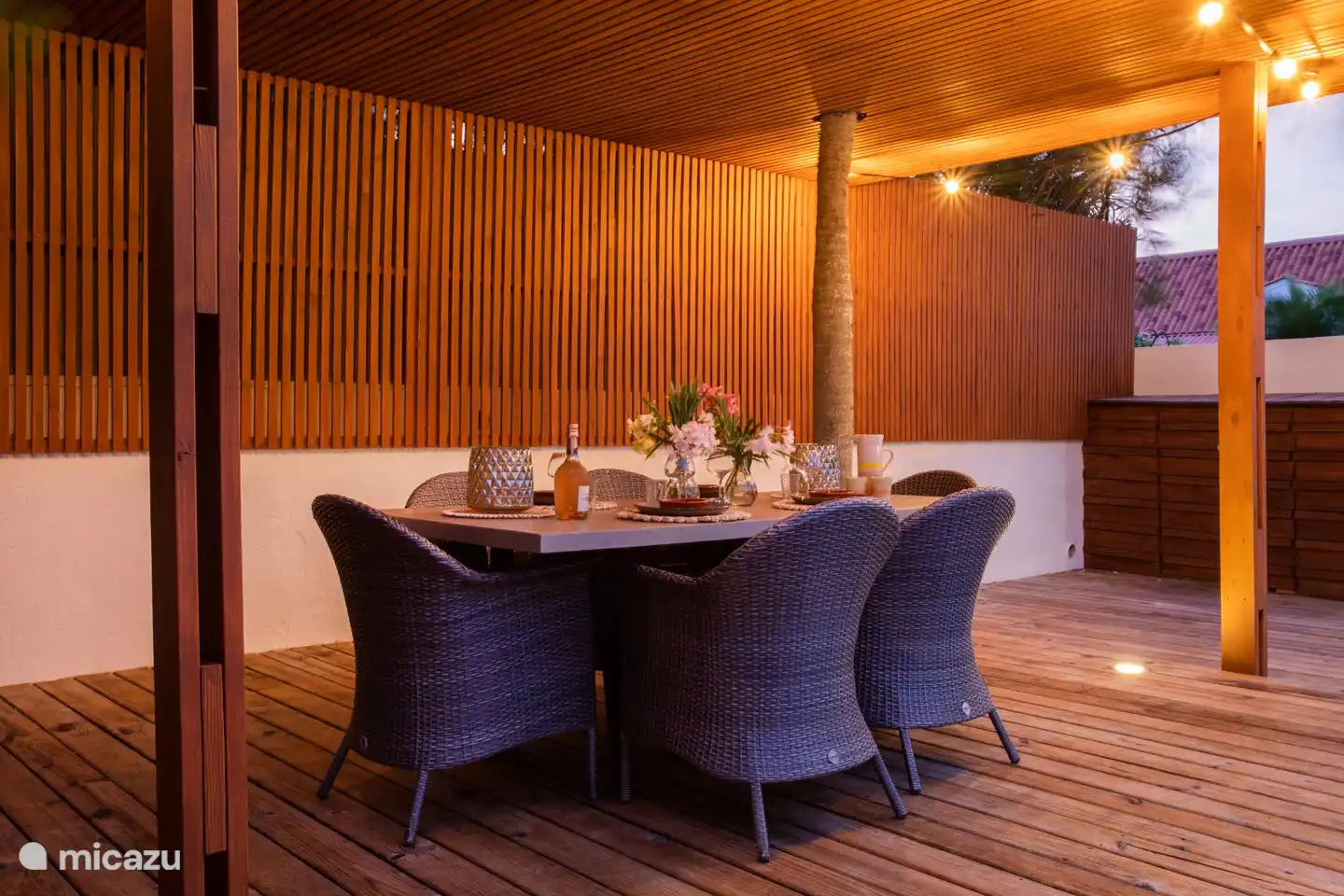 Gemütliches Essen im Freien und auch überdacht.