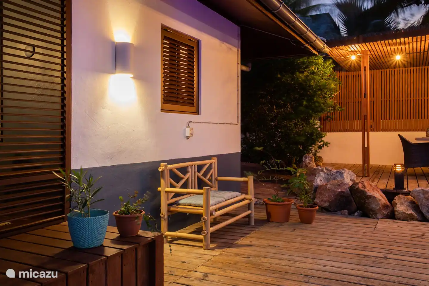 Gemütliches Sitzen mit Blick auf den Pool.