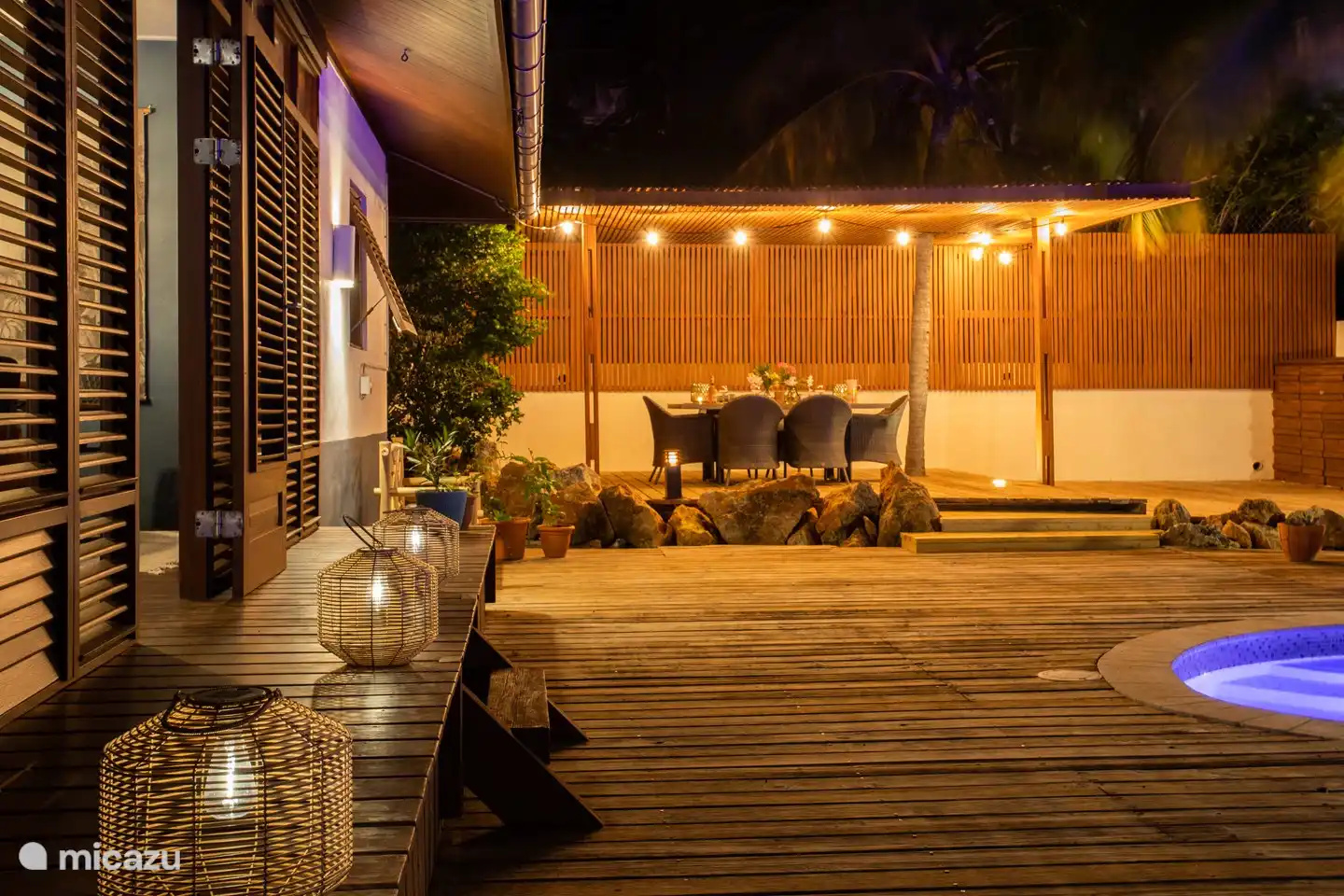 Schönes überdachtes Essen im Freien mit Blick auf den Tafelberg. Besser geht es nicht!