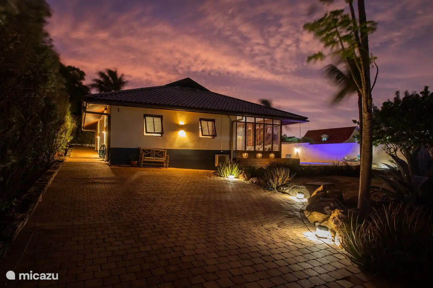 Tropische Villa Soro von der Auffahrt.