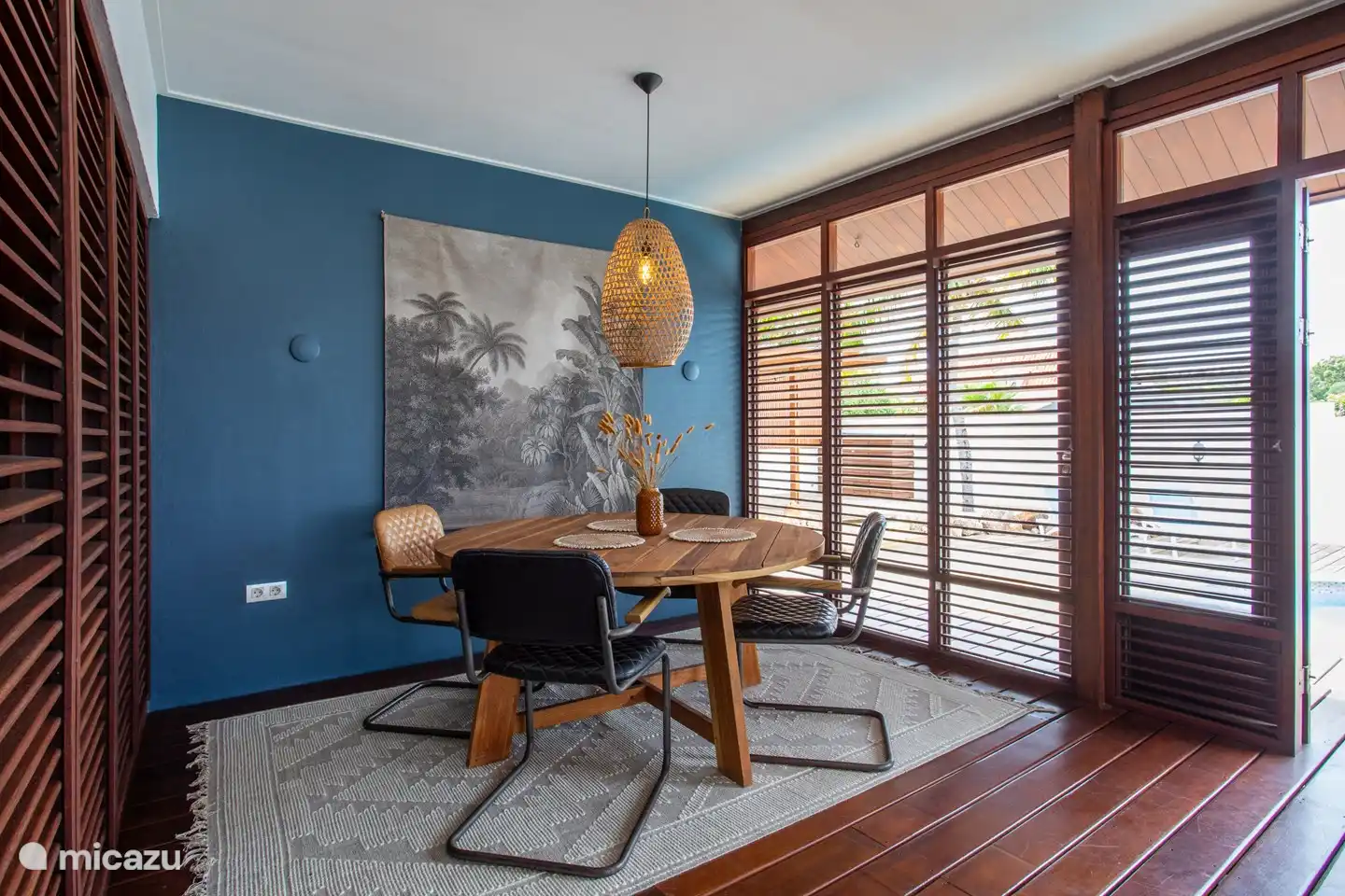 Essbereich mit Blick auf den privaten Pool.