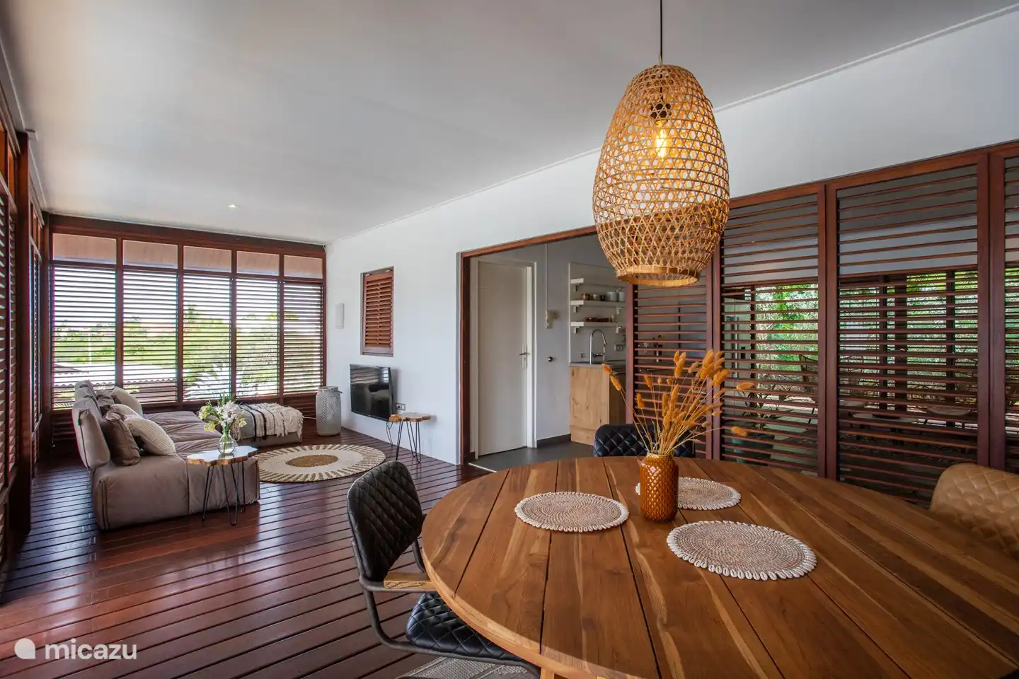 Essbereich und Wohnzimmer mit Smart TV mit Netflix.