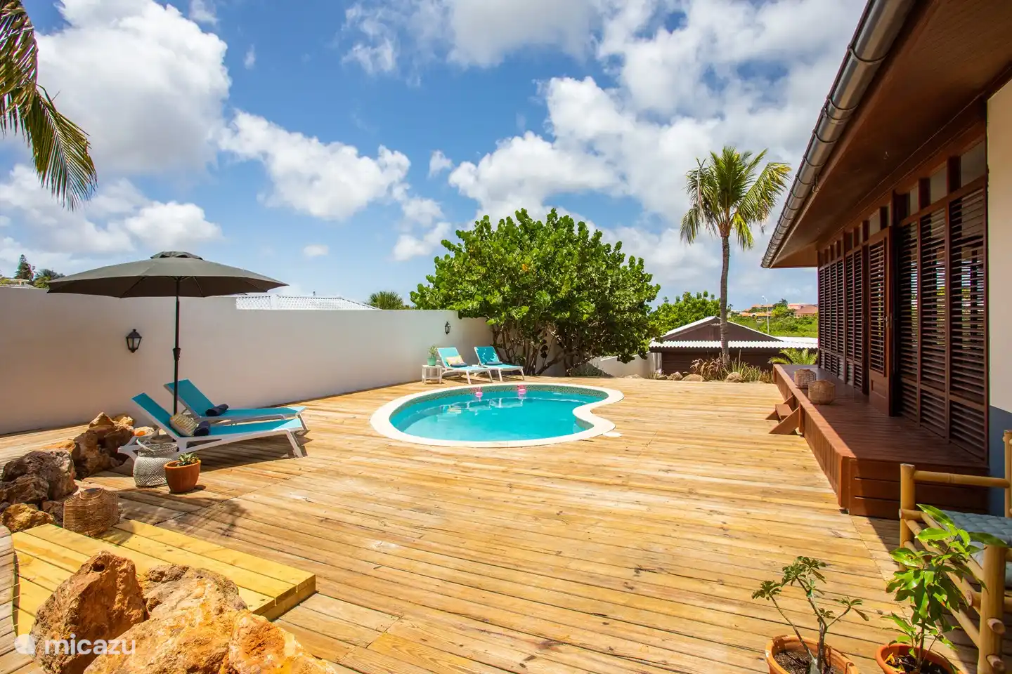 Privater Pool in voller Sonne.