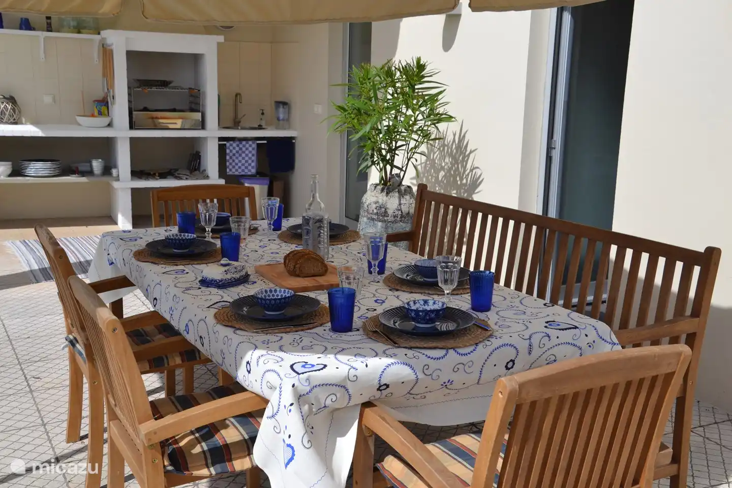 Essbereich an der Außenküche