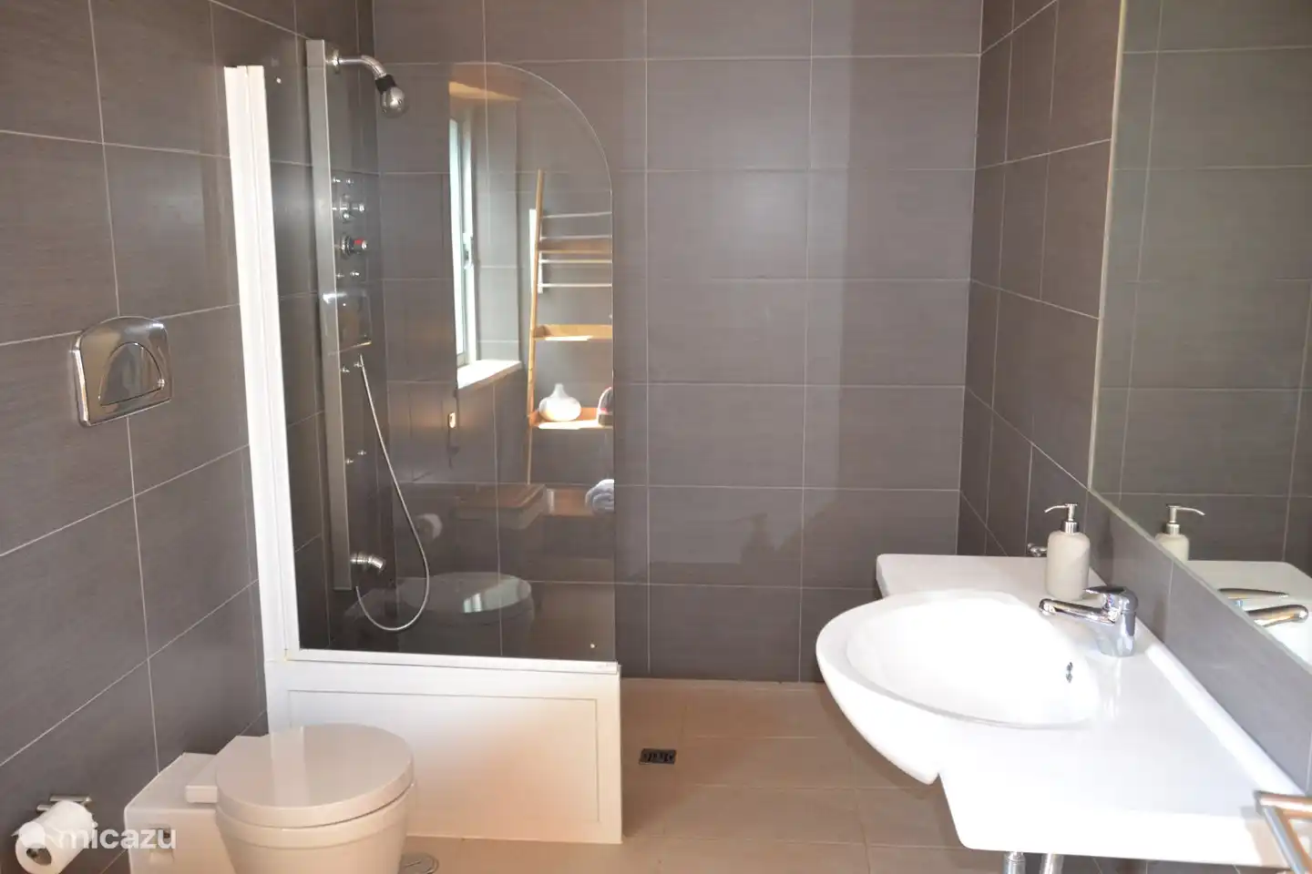 privates Badezimmer im Schlafzimmer im Erdgeschoss