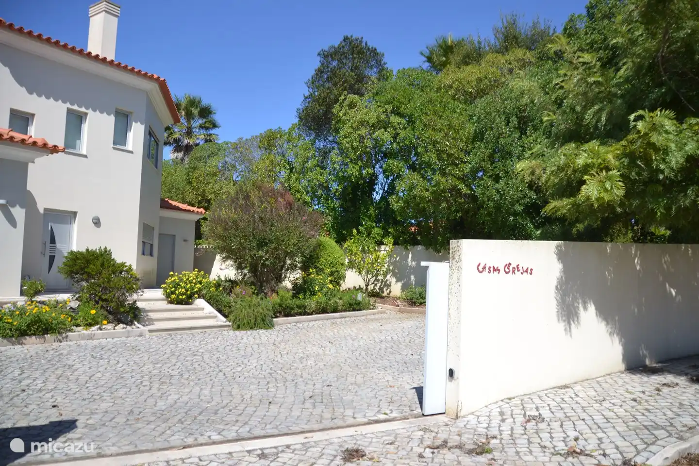 Eingang mit eigenem Parkplatz