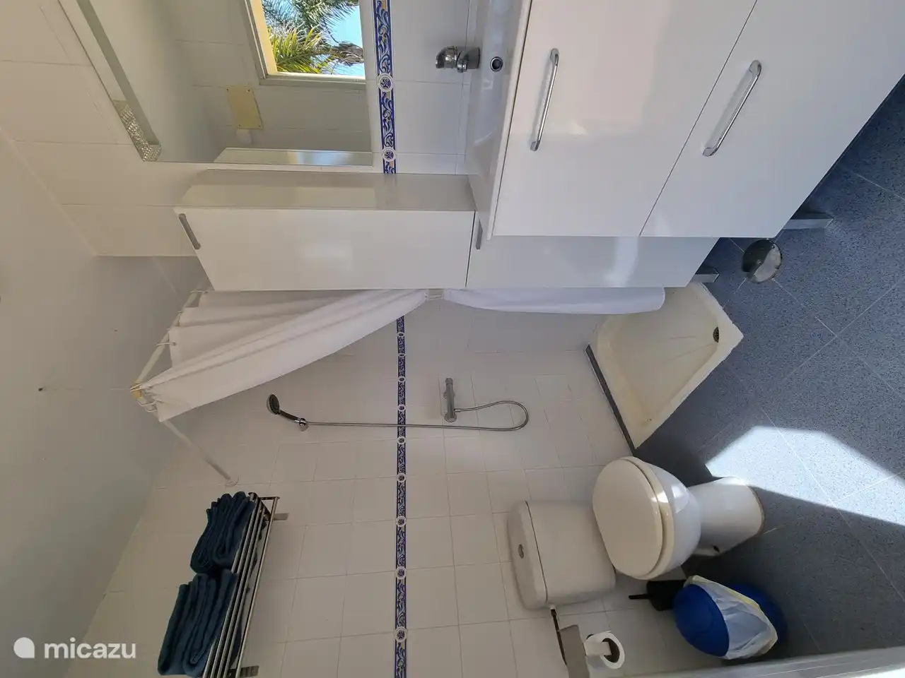 Es gibt ein kleines Badezimmer mit Dusche und Toilette, das praktischerweise in der Nähe des Pools liegt. Es ist direkt von außen zugänglich.