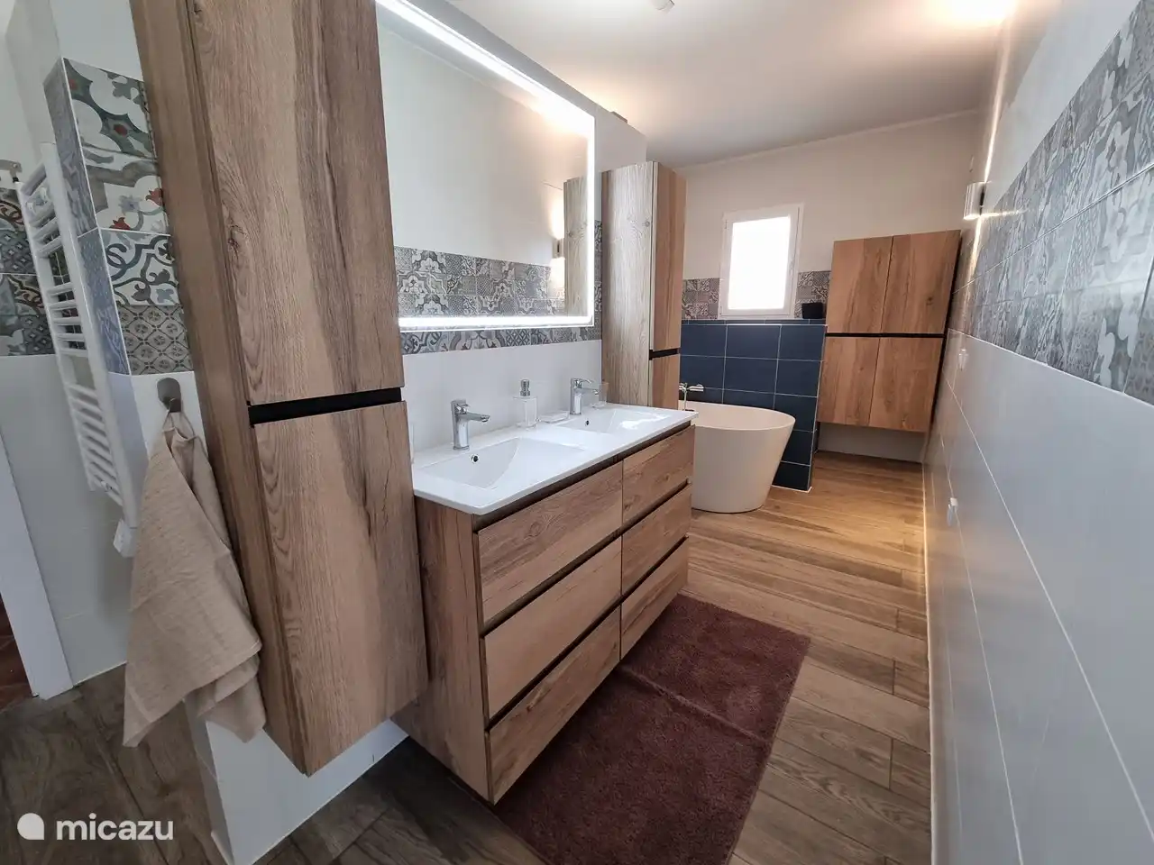 Neues Badezimmer mit Badewanne, Eckdusche und Doppelwaschbecken.