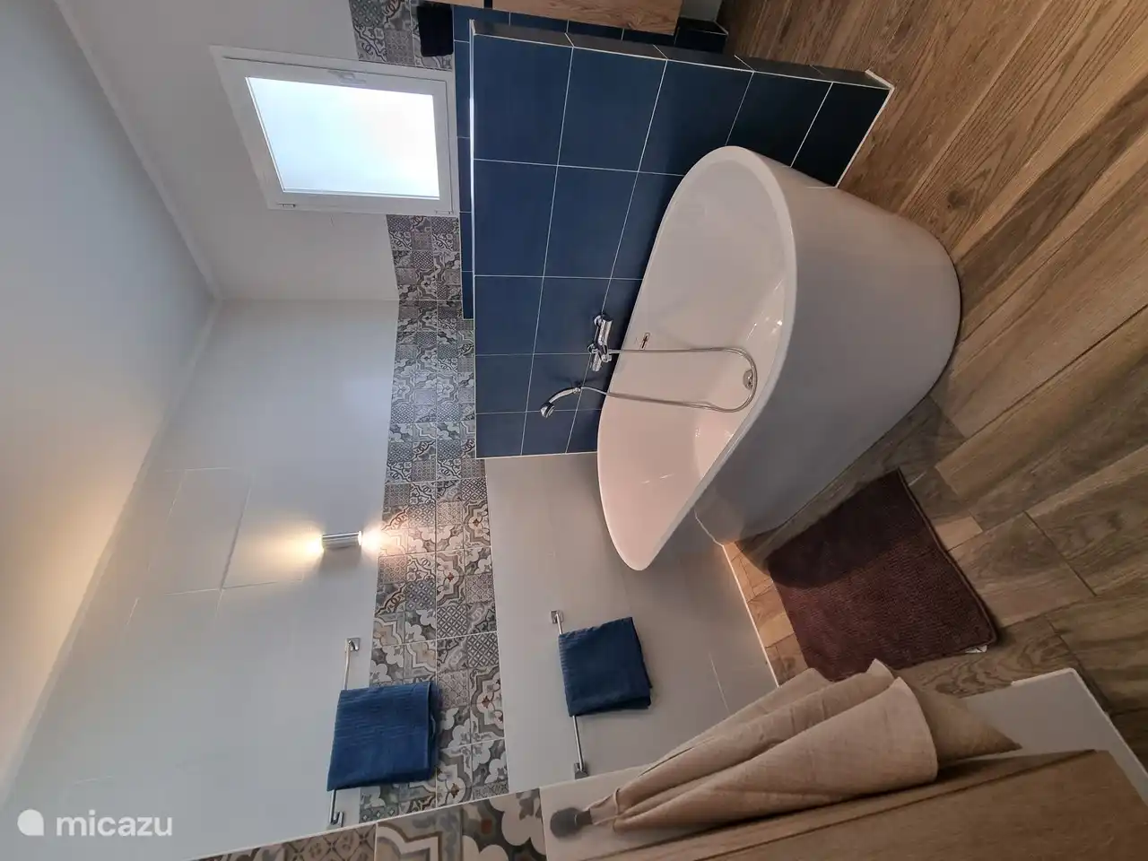 Eines der beiden großen Badezimmer mit luxuriöser Badewanne.