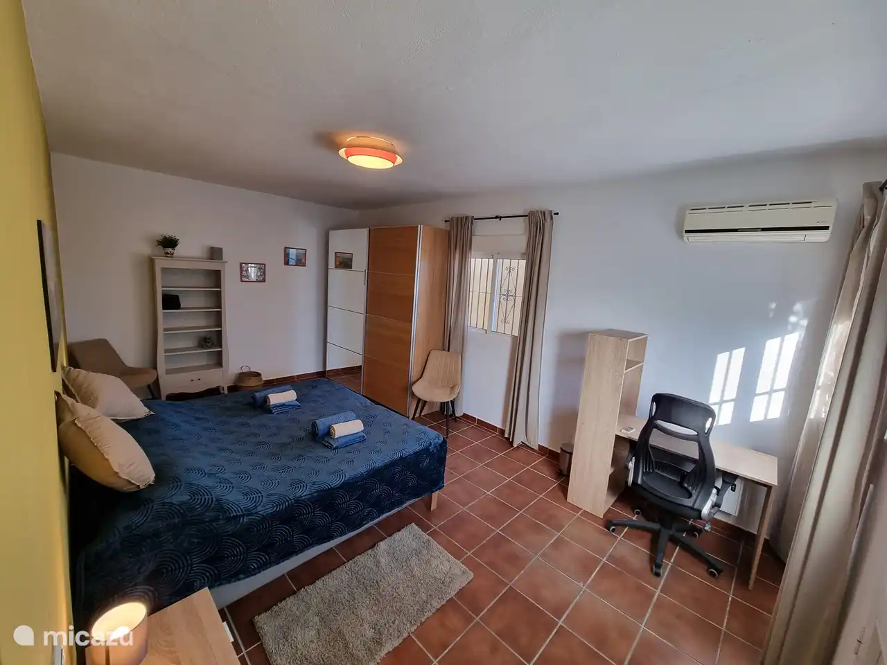 Eines der (wieder)neuen Schlafzimmer mit Arbeitsecke. Es verfügt über: - eine Klimaanlage - 2 Boxspringbetten (200 x 90 cm) - einen großen Schrank - Fenster mit Moskitonetz - Tür nach draußen - Tür zum Badezimmer - Sichtschutz zum Badezimmer - ansprechender und moderner Stil