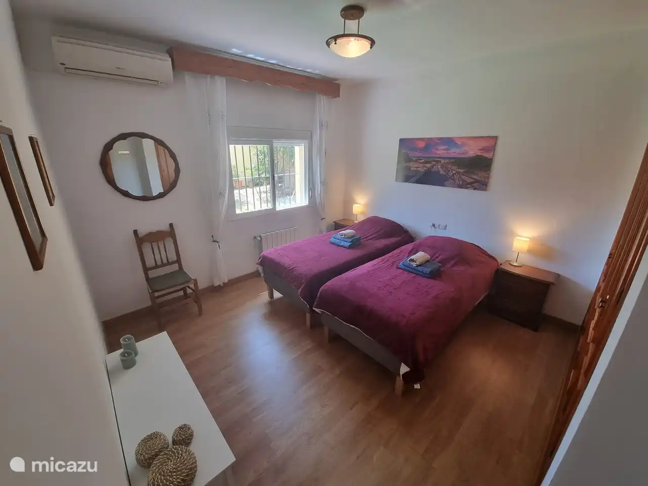 Eines der Schlafzimmer neben dem Hauptbadezimmer. Es verfügt über: - Klimaanlage - 2 Boxspringbetten (200x90cm) - Großer Einbauschrank - Fenster mit Moskitonetz - Klassischer Stil