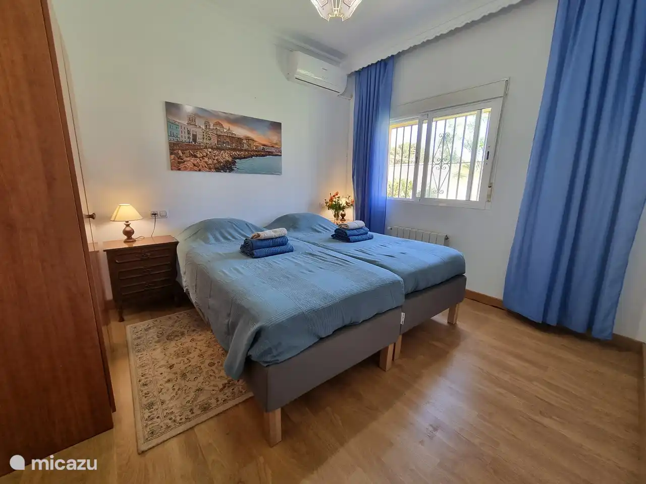 Ein gemütliches Schlafzimmer für zwei Personen. Es verfügt über: - Klimaanlage - Zentralheizung - 2 Boxspringbetten (200x90cm) - Schrank - Fenster mit Moskitonetz - Klassischer Stil