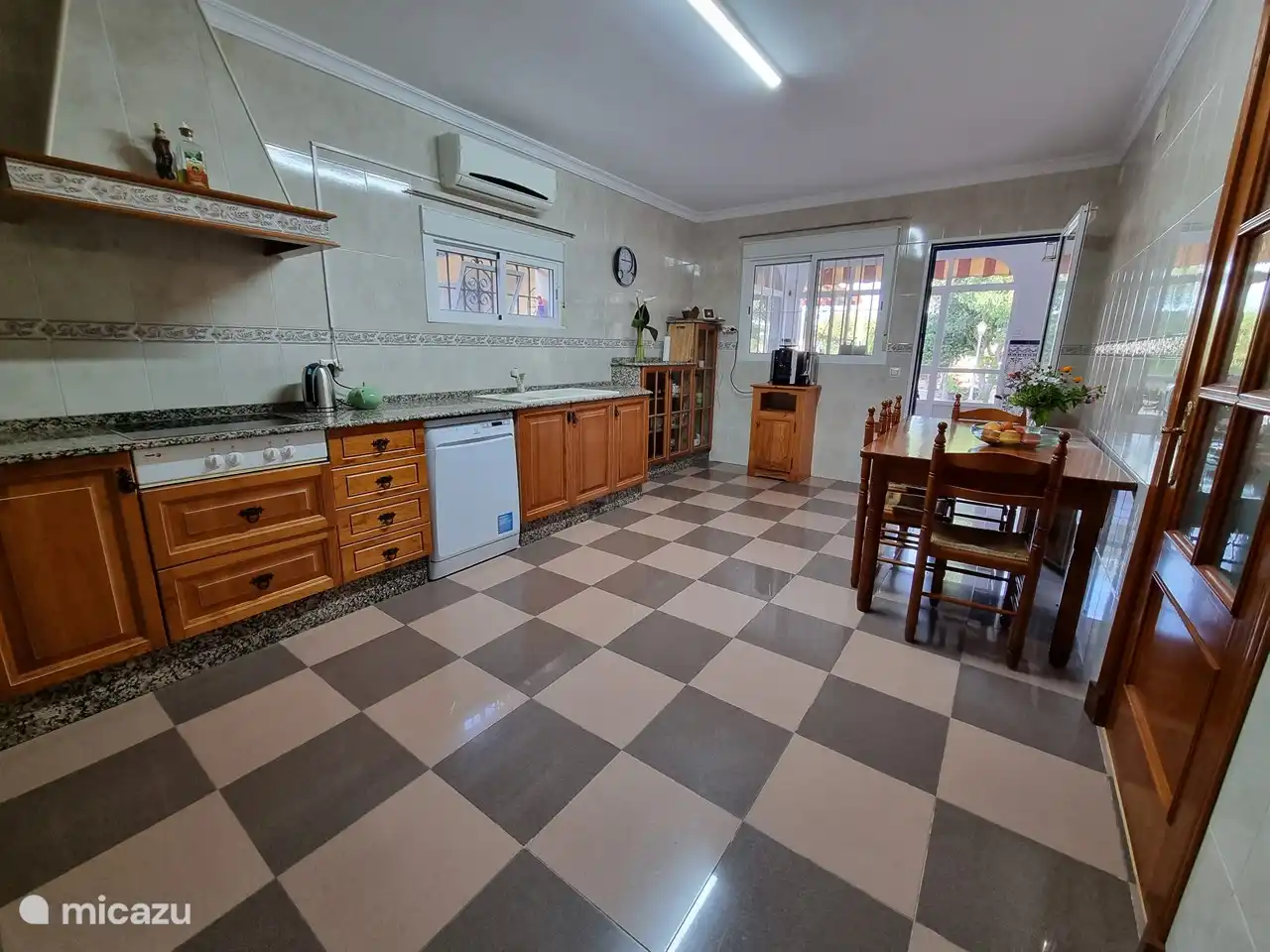 Unsere geräumige klassische spanische Küche. Es gibt eine Klimaanlage und ein Fenster (mit Moskitonetz).