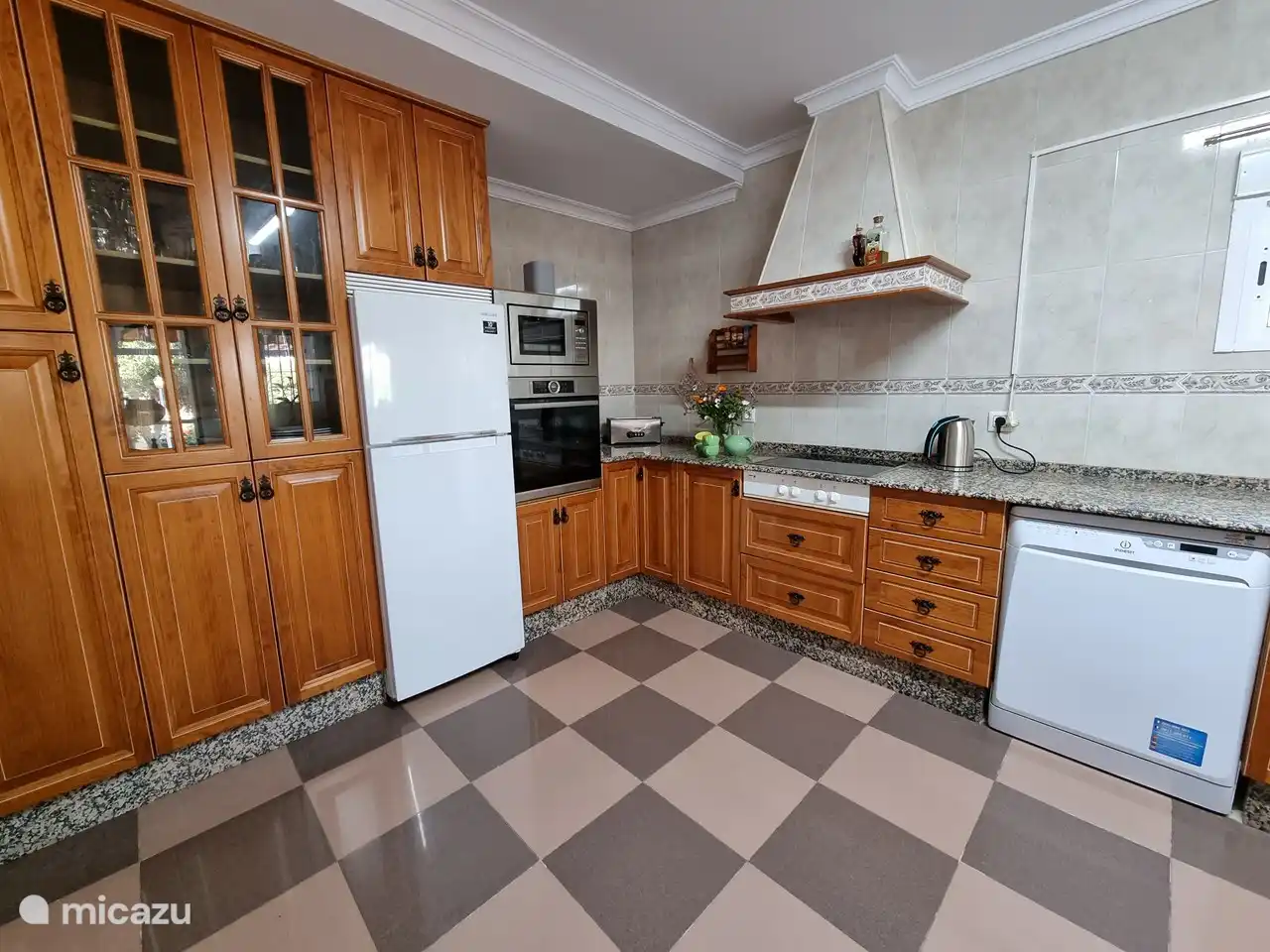 Die Küche ist komplett mit modernen, neuen Geräten (Backofen, Mikrowelle, großer Kühlschrank mit Gefrierfach) ausgestattet.