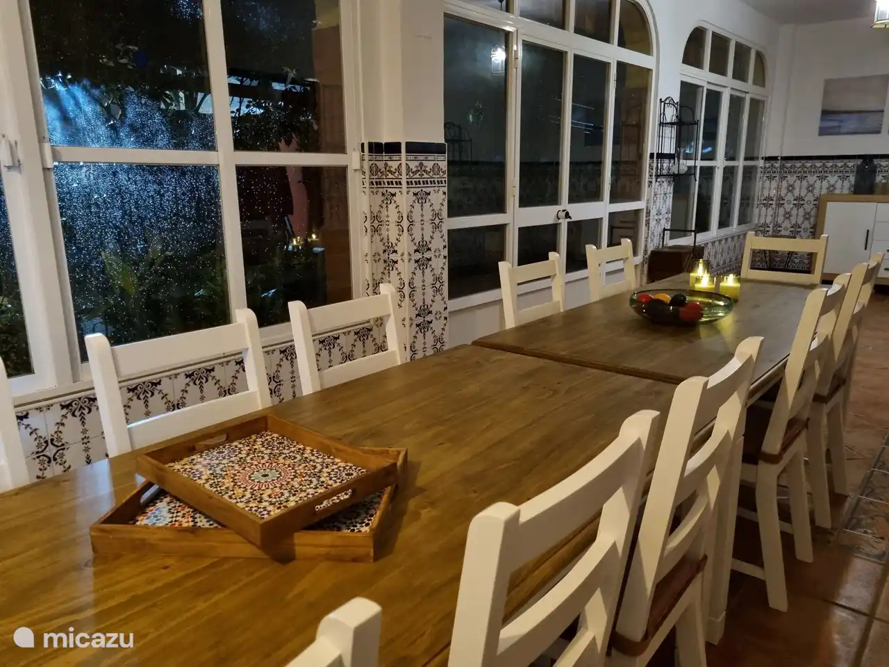 Der Wintergarten zum gemeinsamen Essen, der Tisch ist für 12 Personen geeignet.