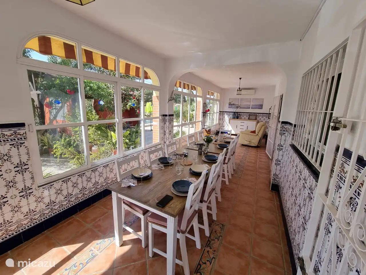 Der Wintergarten ist einzigartig und im andalusischen Stil. Sieh es dir selbst an. Es dient als Esszimmer und hat eine Ecke zum Ausruhen. Das Zimmer hat viele Fenster und Türen mit Blick in den Garten und Klimaanlage auf beiden Seiten, es ist einfach herrlich dort zu verweilen.