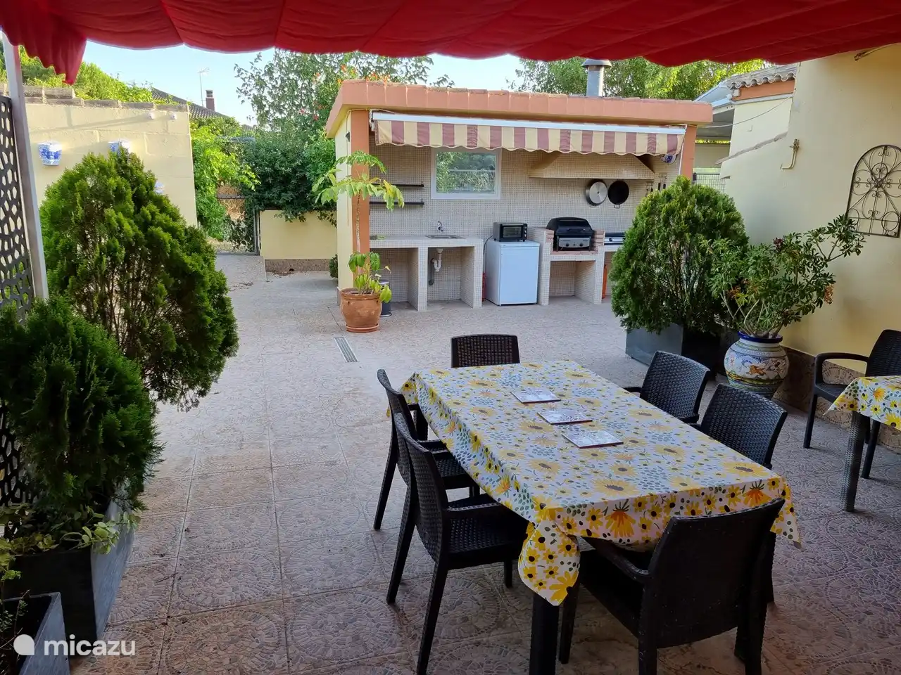 Die Außenküche hinter dem Haus ist genial platziert. Es ist mit fließendem Wasser, Licht, zusätzlichem Schatten, Grill und einem starken Drei-Flammen-Gasherd ausgestattet. Die Zubereitung einer Paella 'Solrisa' oder einer Pasta im Freien wird zum Vergnügen. Die Terrasse neben der Außenküche bietet Platz für 10 Personen.