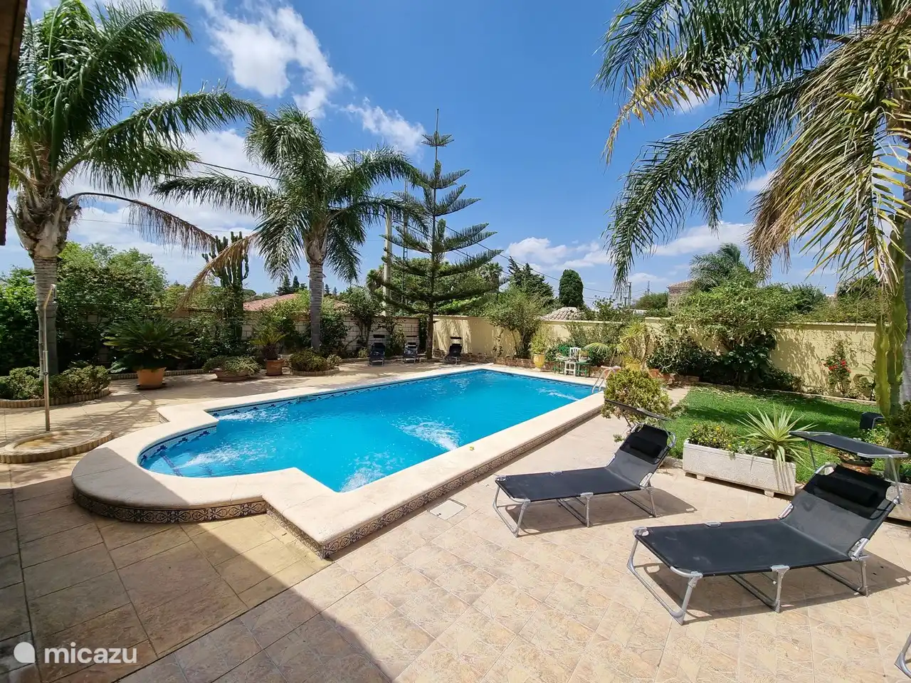 Großzügiger Pool mit einem Bereich um den Pool herum zum Sonnenbaden.