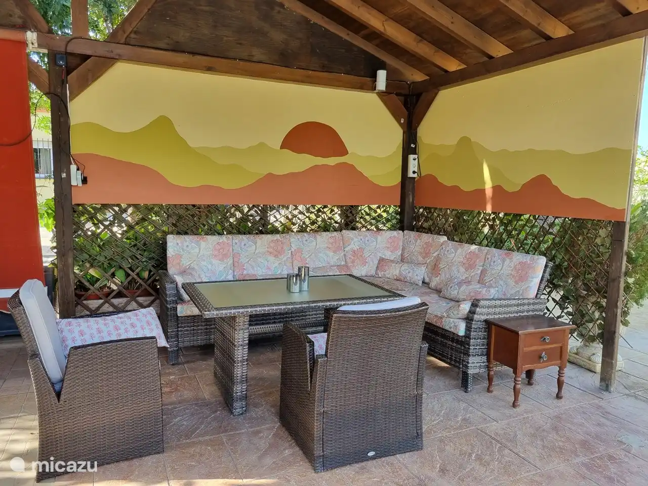 In der Lounge-Ecke unter der Holzveranda befindet sich ein großer amerikanischer Kühl-/Gefrierschrank für kalte Getränke und Eis. Prost!