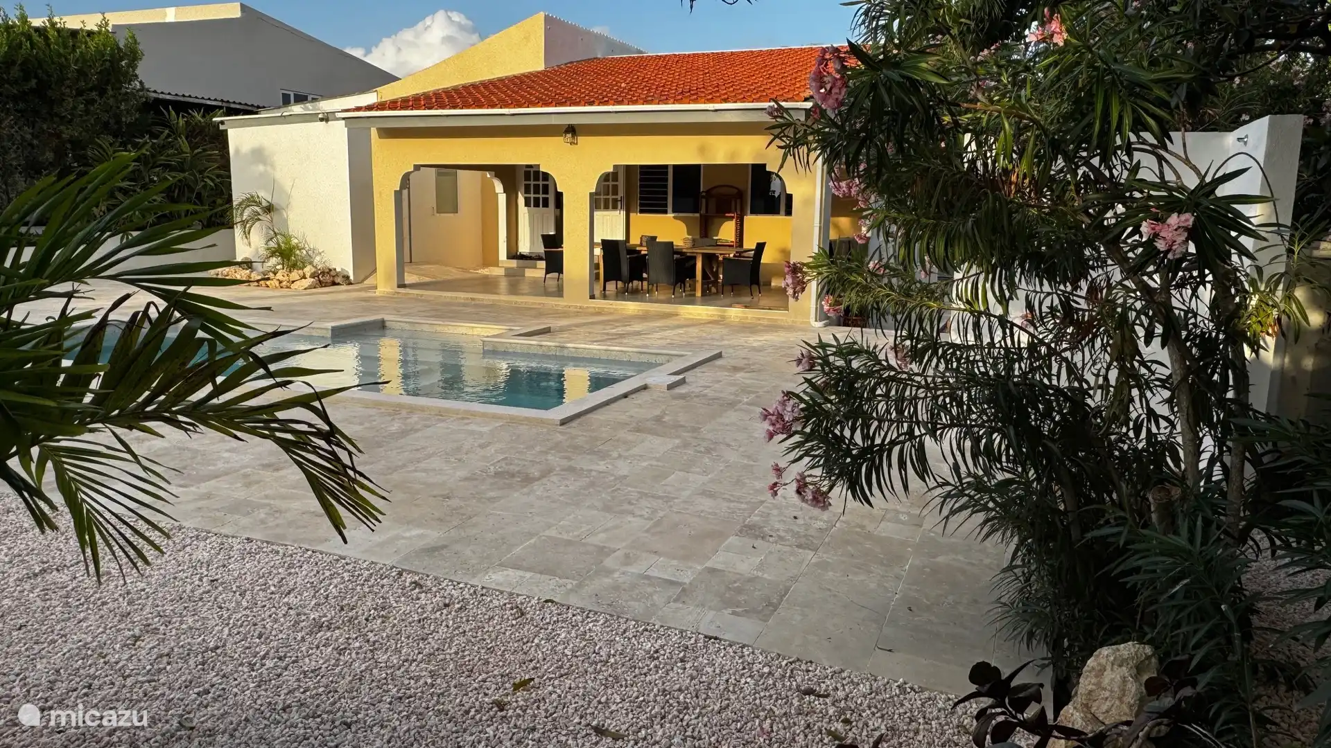 Patio trasero con piscina y total privacidad