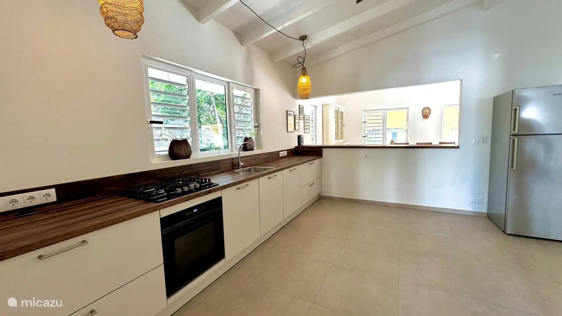 Cocina con horno combinado y lavavajillas