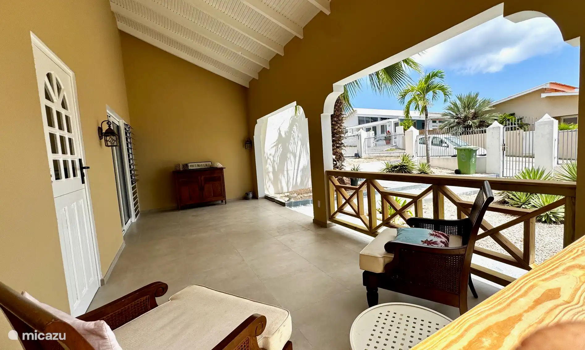 Frente de porche con asiento