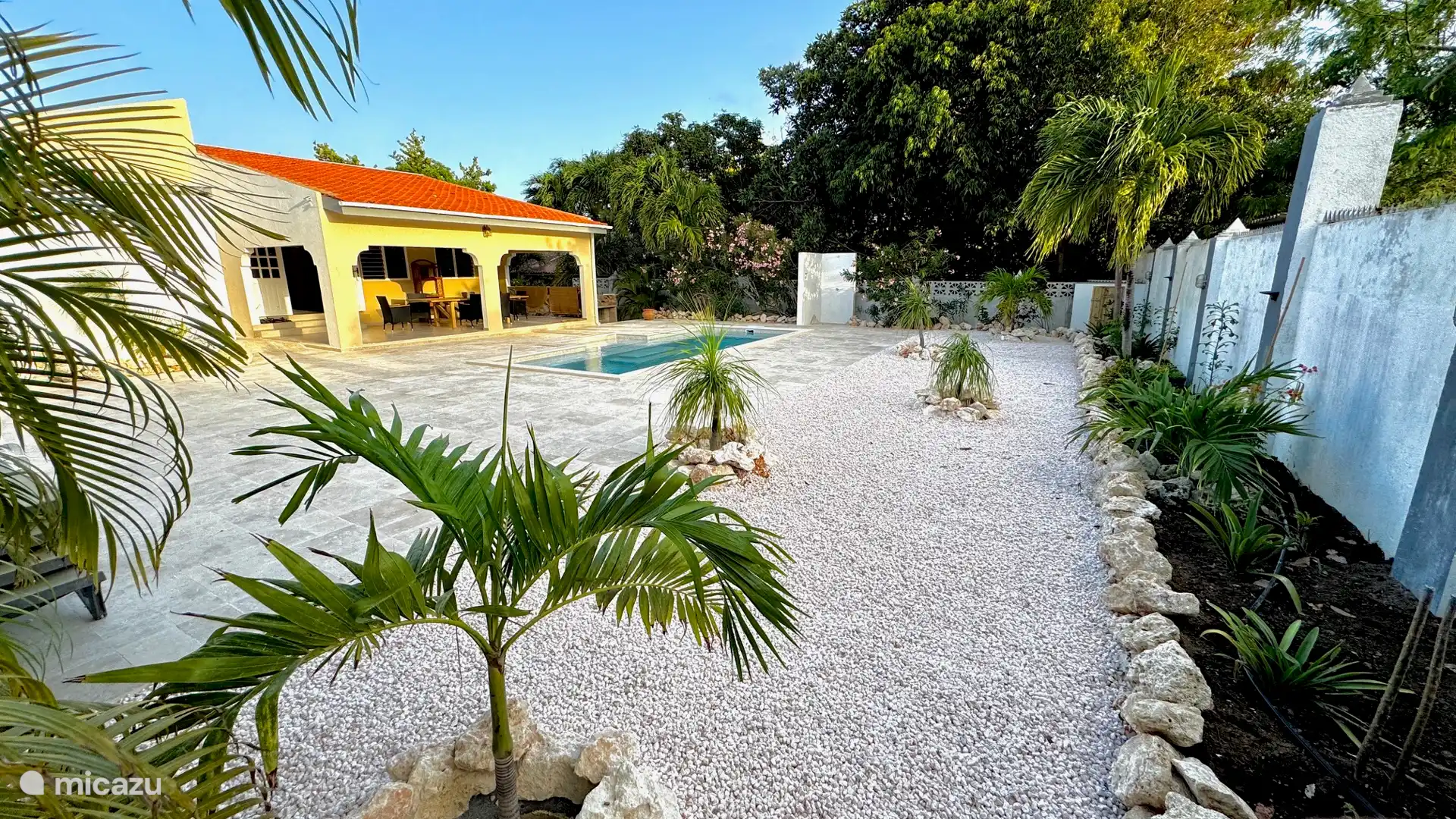 Patio trasero con piscina total privacidad