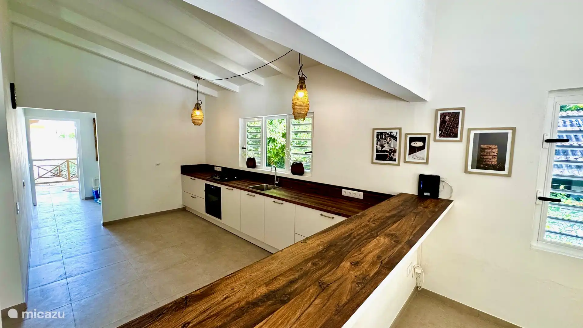 Cocina con horno combinado y lavavajillas