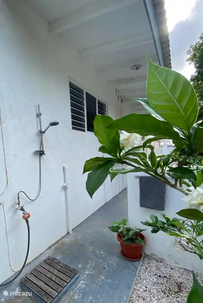 Ducha exterior en el lateral de la casa