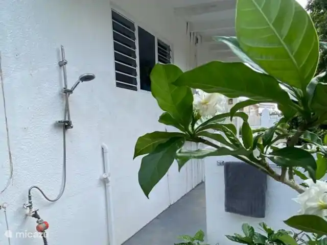 Villa Panseiku avec piscine privée | Curaçao, Banda Ariba (est), Jan Thiel - villa Douche extérieure sur le côté de la maison