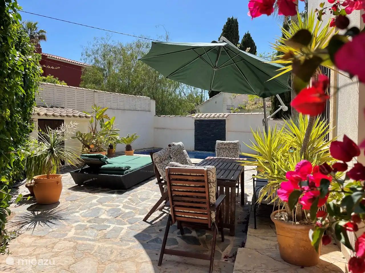 Costa Blanca - villa à Albir - Casa van Schaik : Vous et votre groupe pourrez profiter de la piscine privée et du soleil toute la journée. La maison est orientée au sud. Heureusement, il y a suffisamment d’espaces ombragés dans le jardin pour que tout le monde se sente à l’aise.