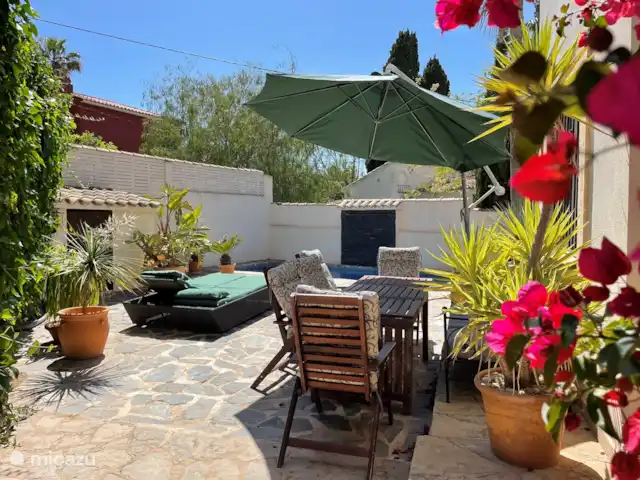 Maison Van Schaik | Espagne, Costa Blanca, Albir - maison de vacances Costa Blanca - villa à Albir - Casa van Schaik : Vous et votre groupe pourrez profiter de la piscine privée et du soleil toute la journée. La maison est orientée au sud. Heureusement, il y a suffisamment d’espaces ombragés dans le jardin pour que tout le monde se sente à l’aise.