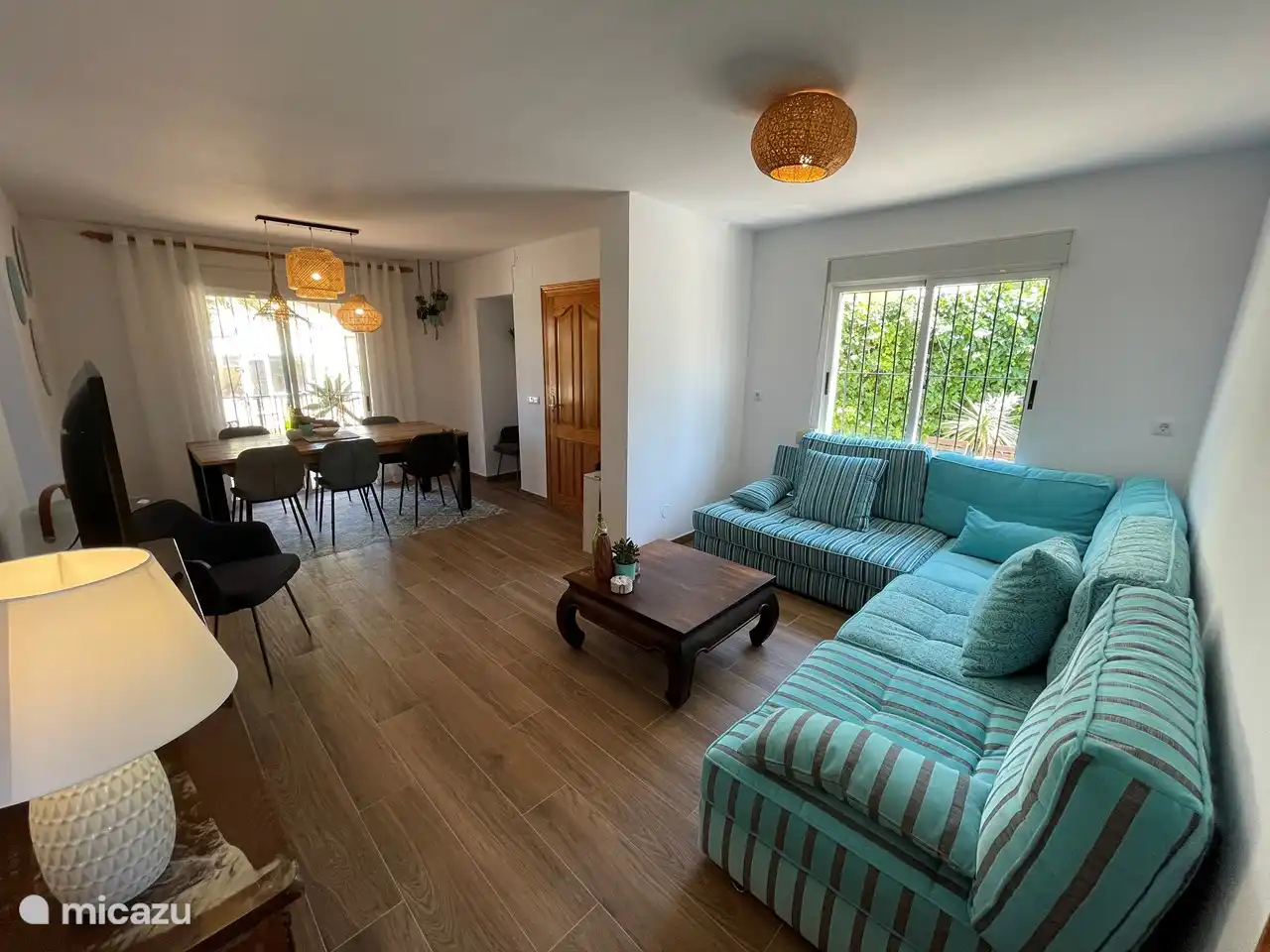 Costa Blanca - villa à Albir - Casa van Schaik : Vous pouvez vous retirer dans le salon frais lorsque le soleil espagnol devient un peu trop chaud pour vous. Vous y trouverez la télévision avec WiFi et le coin salon pour 6 personnes.
