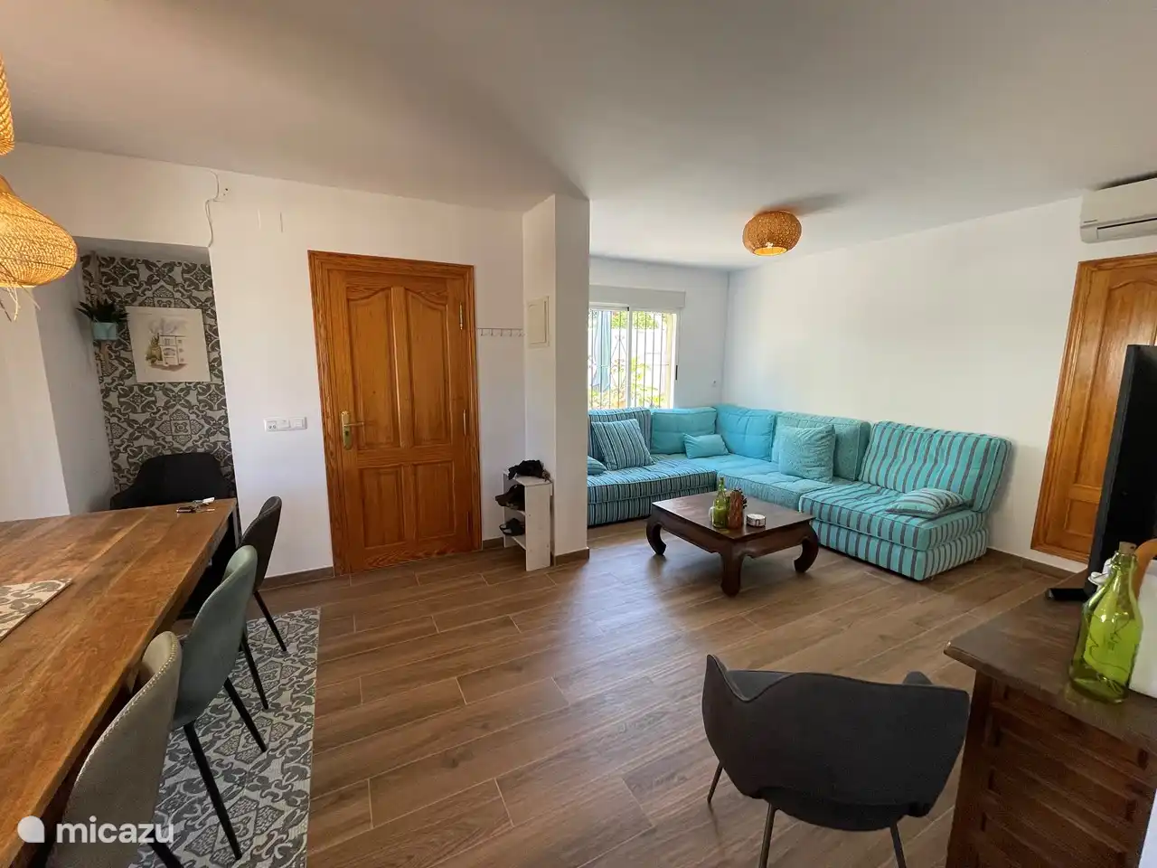 Costa Blanca - villa à Albir - Casa van Schaik : Vous pouvez vous retirer dans le salon frais lorsque le soleil espagnol devient un peu trop chaud pour vous. Vous y trouverez la télévision avec WiFi et le coin salon pour 6 personnes.